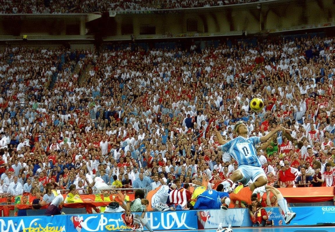 2004年阿根廷塞尔维亚足球巅峰对决：战术解析与经典瞬间回顾(图1)